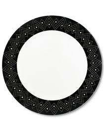 Bajoplato de porcelana blanco con borde negro con decoraciones geométricas, de la colección de Identidad diseñada por Sofia Aspe Interiorismo para Zash