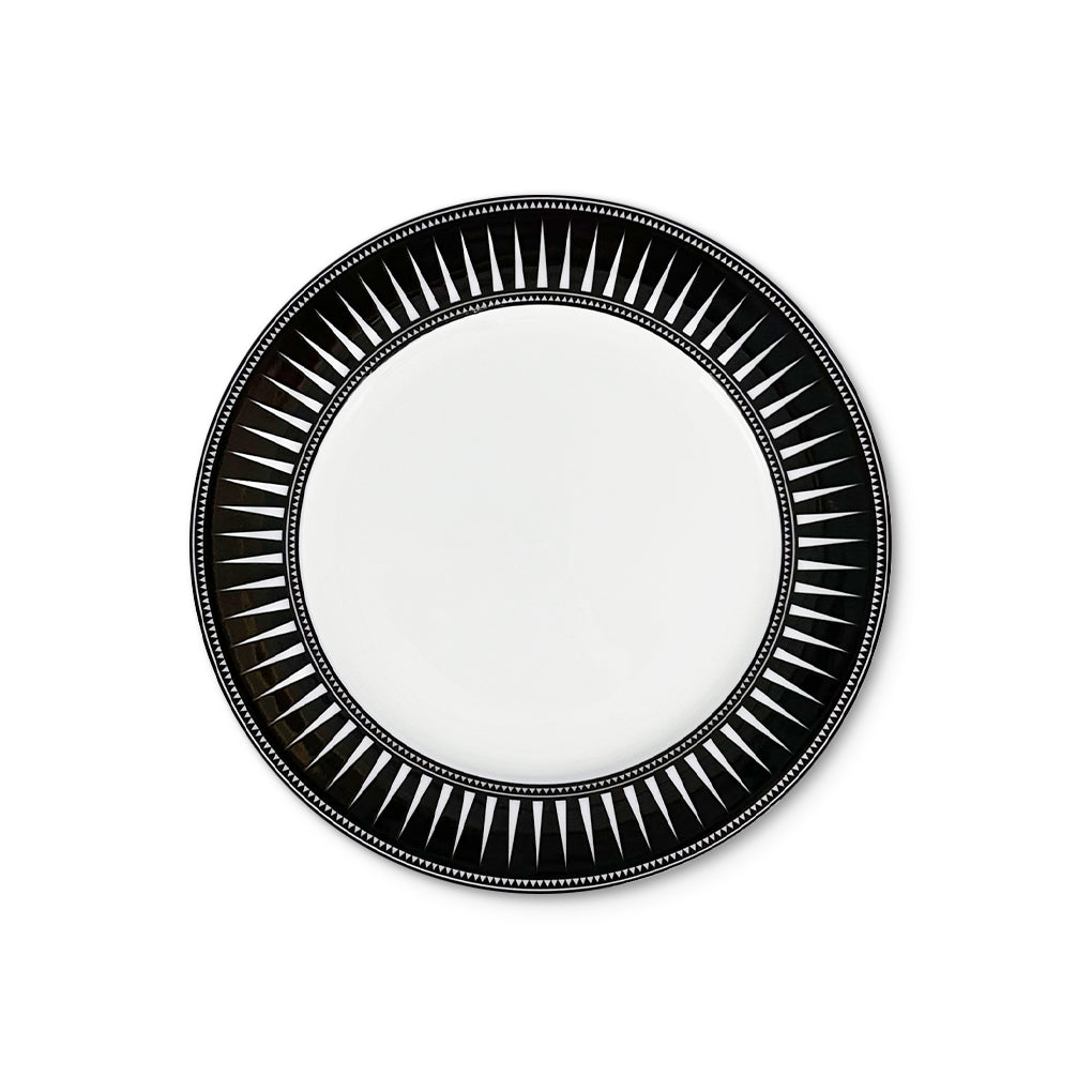 Plato de ensalada de porcelana blanco con borde negro con rayas blancas, de la colección Identidad diseñado por Sofía Aspe Interiorismo para Zash