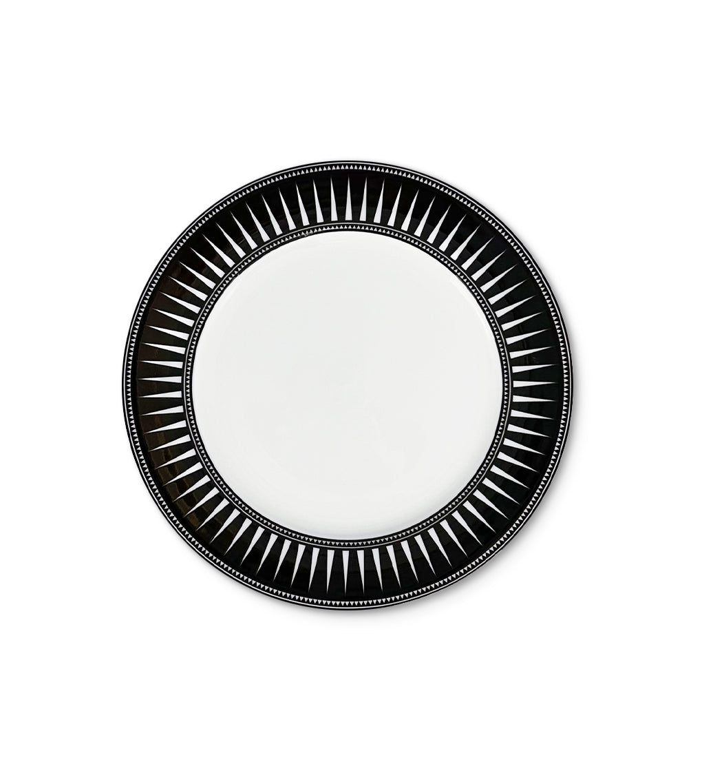 Plato de ensalada de porcelana blanco con borde negro con rayas blancas, de la colección Identidad diseñado por Sofía Aspe Interiorismo para Zash