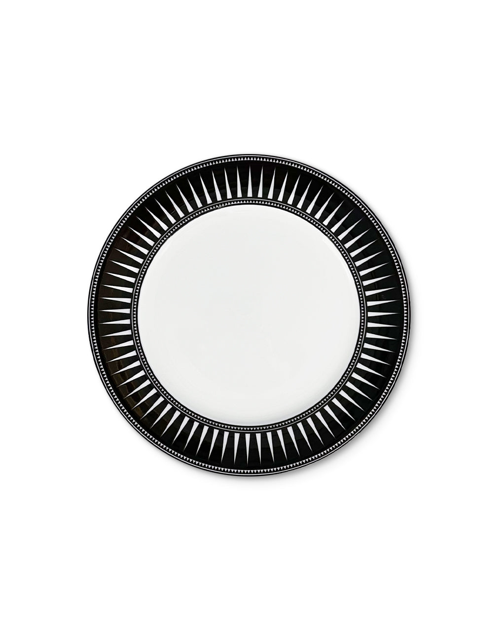 Plato de ensalada de porcelana blanco con borde negro con rayas blancas, de la colección Identidad diseñado por Sofía Aspe Interiorismo para Zash
