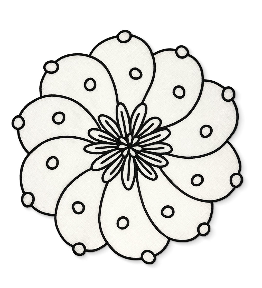 Individual Identidad en Lino Blanco con Bordado de Biznaga en Negro, diseñado por Sofía Aspe Interiorismo para Zash