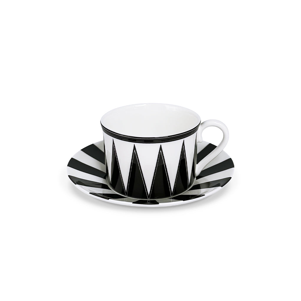 Taza de té con platito de porcelana blanca con rayas negras, de la colección Identidad diseñada por Sofia Aspe Interiorismo para Zash