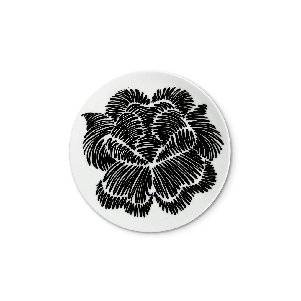 Plato de pan con flor negra de la colección Identidad diseñada por Sofía Aspe Interiorismo para Zash