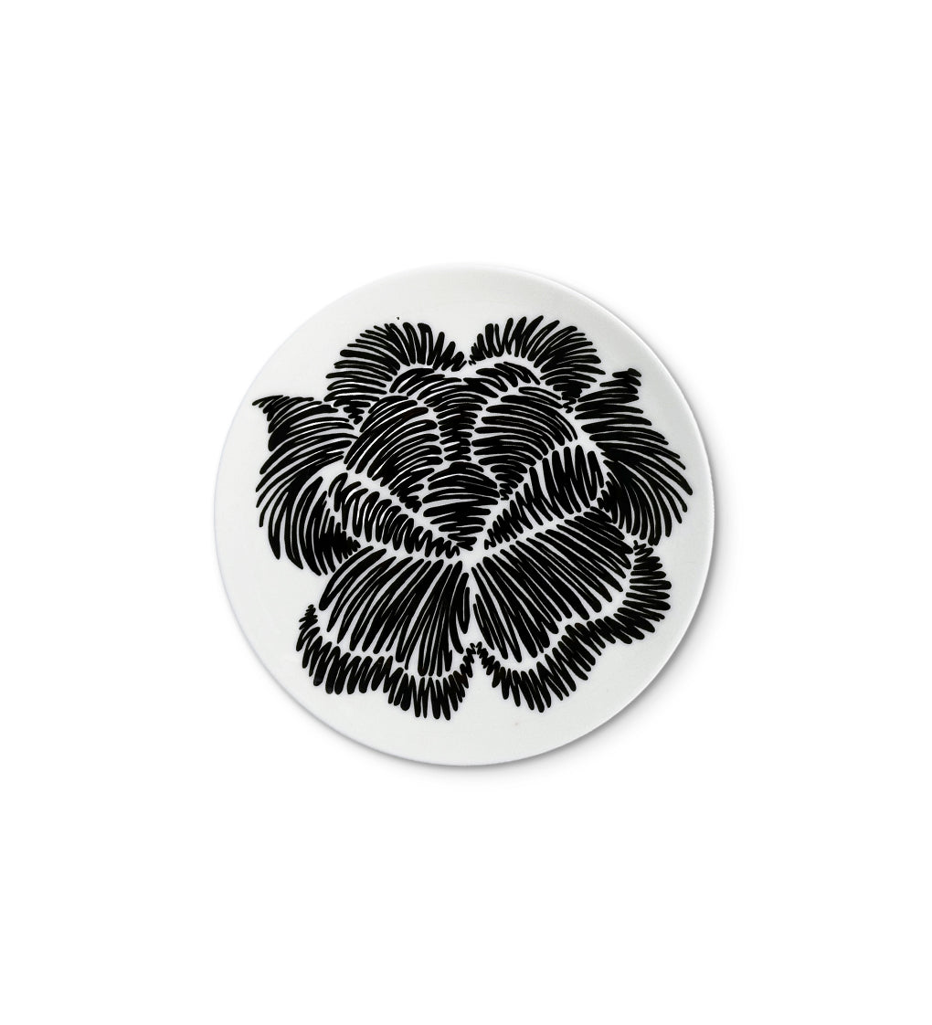Plato de pan con flor negra de la colección Identidad diseñada por Sofía Aspe Interiorismo para Zash