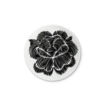 Plato de pan con flor negra de la colección Identidad diseñada por Sofía Aspe Interiorismo para Zash
