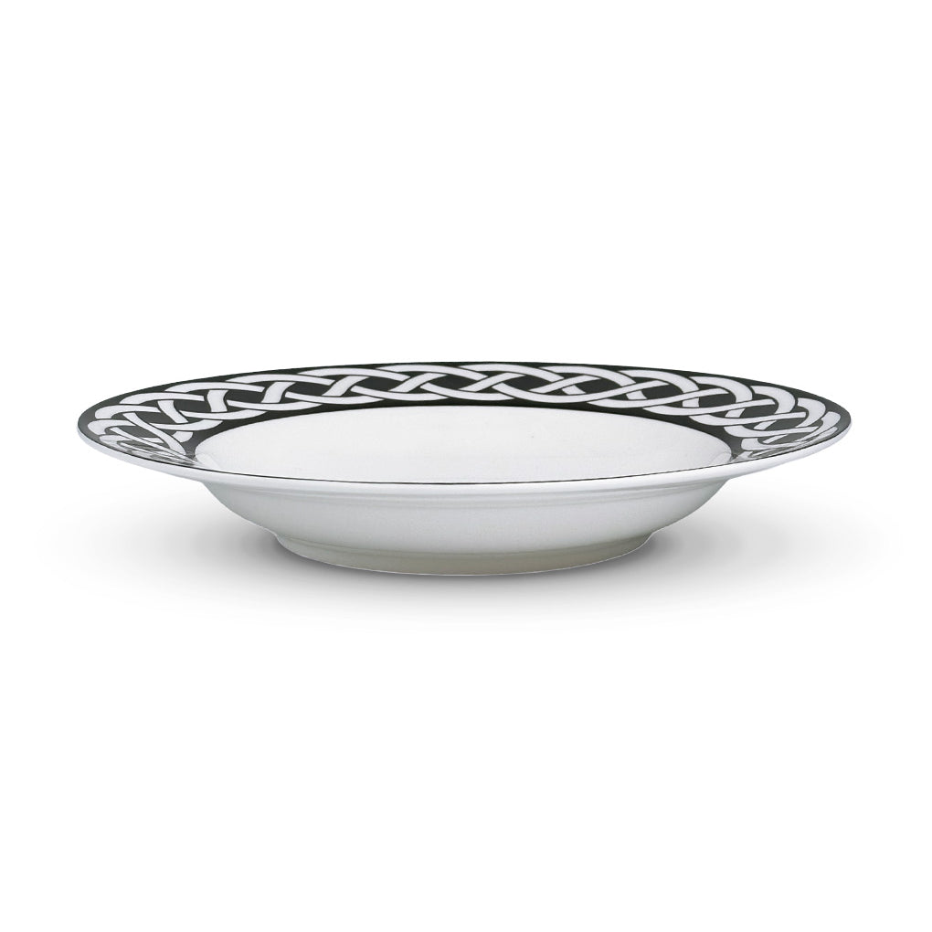 Plato sopero Identidad de porcelana blanco con borde geométrico en color negro, diseñado por Sofia Aspe Interiorismo para Zash
