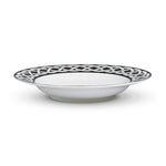 Plato sopero Identidad de porcelana blanco con borde geométrico en color negro, diseñado por Sofia Aspe Interiorismo para Zash