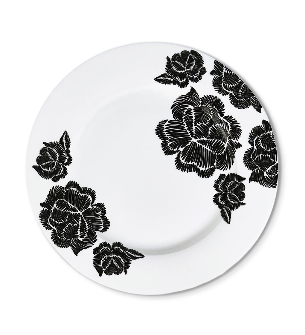 Plato trinche de porcelana en blanco con flores negras de la colección Identidad diseñada por Sofía Aspe Interiorismo para Zash