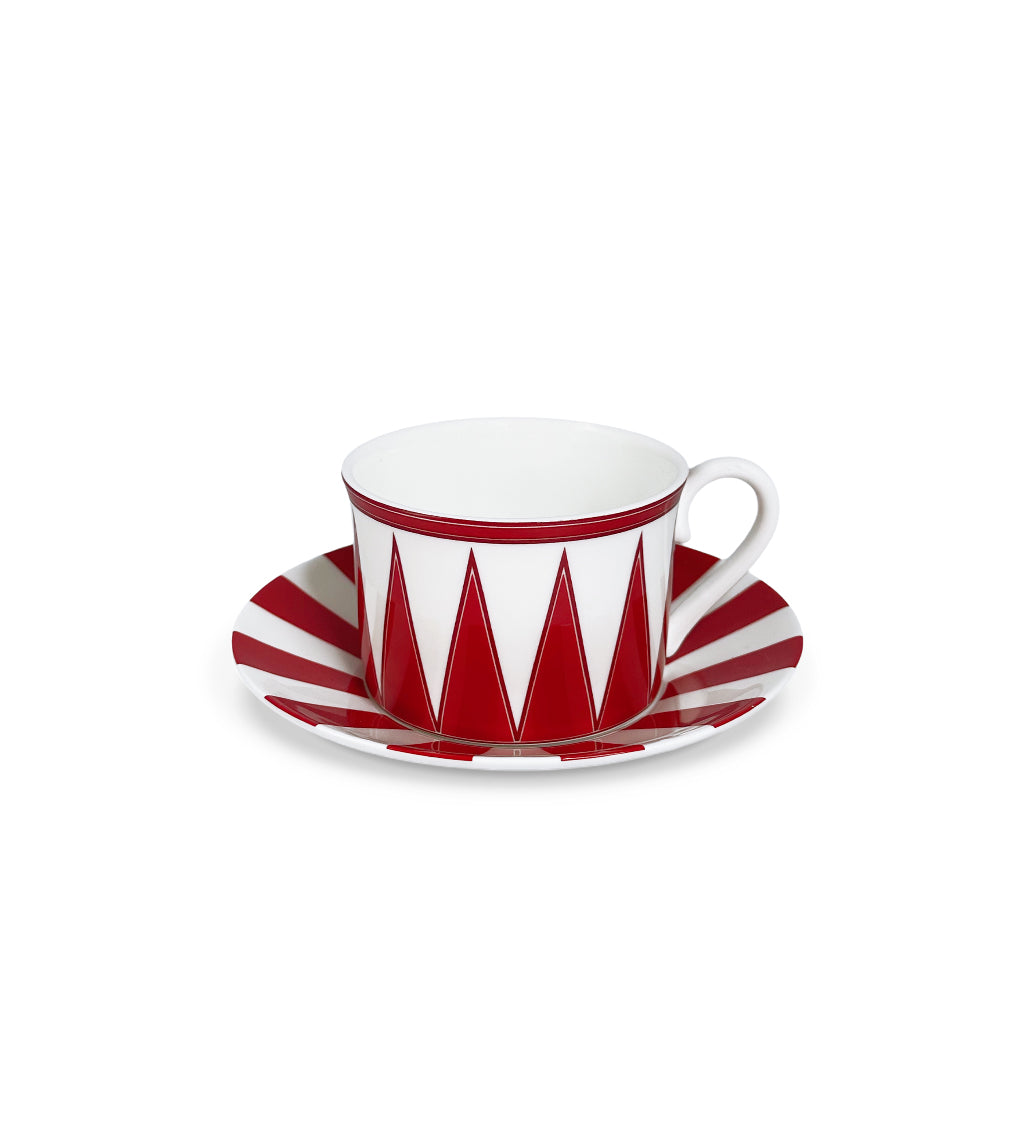Taza de té de porcelana blanca con rayas rojas, de la colección Identidad diseñada por Sofía Aspe Interiorismo para Zash