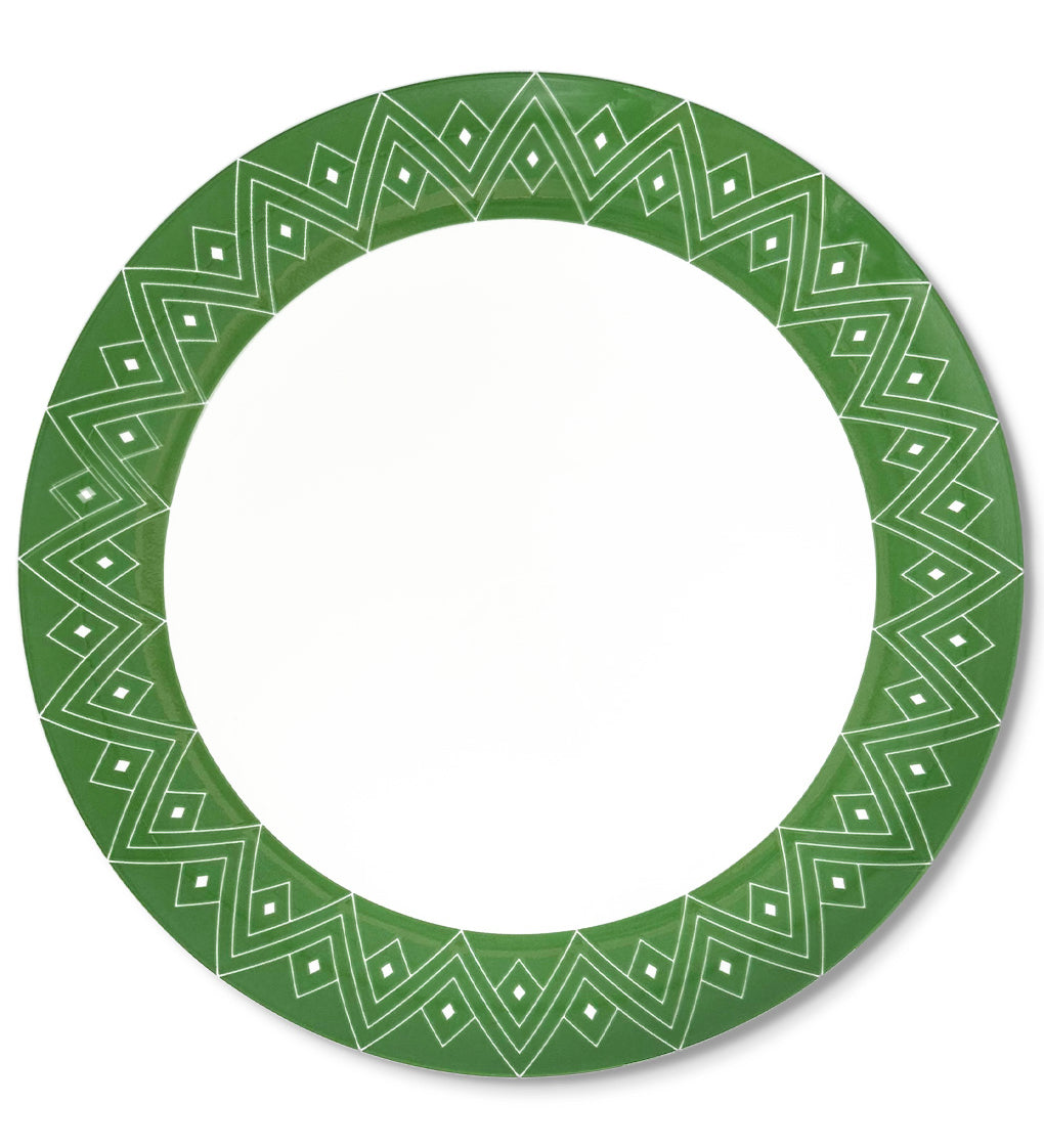 Bajoplato de porcelana blanca con orilla verde con decoración geométrica, de la colección Identidad diseñada por Sofía Aspe para Zash