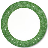 Bajoplato de porcelana blanca con orilla verde con decoración geométrica, de la colección Identidad diseñada por Sofía Aspe para Zash