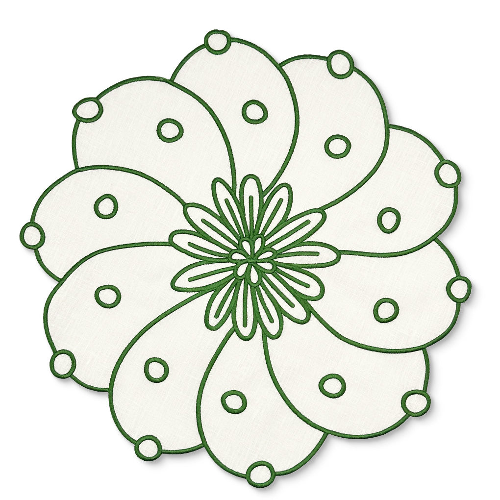 Individual Identidad en Lino Blanco con Bordado de Biznaga en Verde, diseñado por Sofía Aspe Interiorismo para Zash