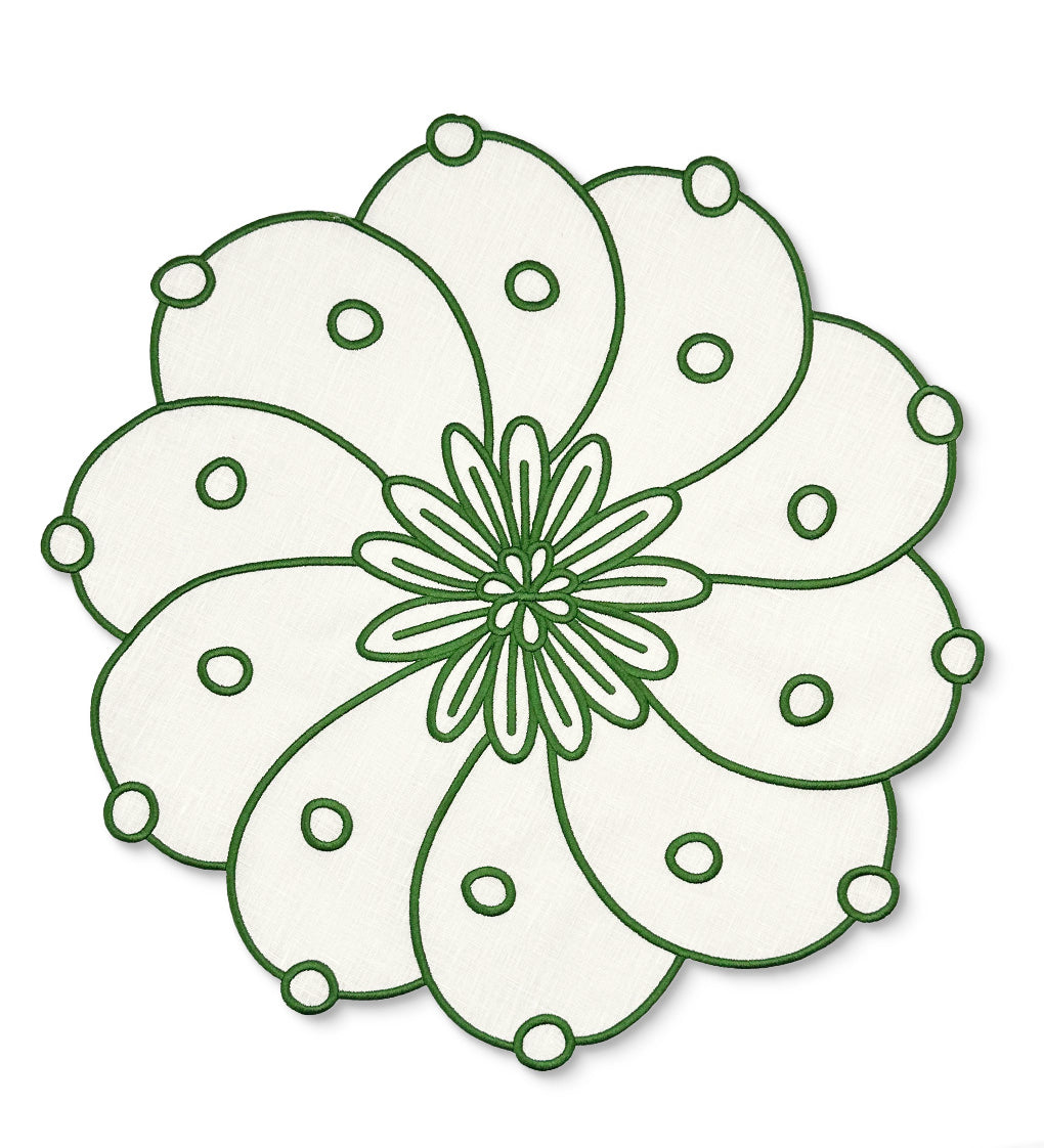 Individual Identidad en Lino Blanco con Bordado de Biznaga en Verde, diseñado por Sofía Aspe Interiorismo para Zash