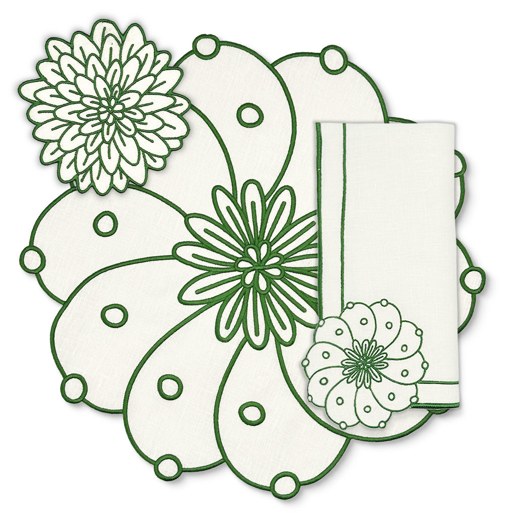 Set de Mantelería Identidad con Individuales, Servilletas y Coasters en Lino Blanco con Bordado en Verde, diseñado por Sofía Aspe Interiorismo para Zash