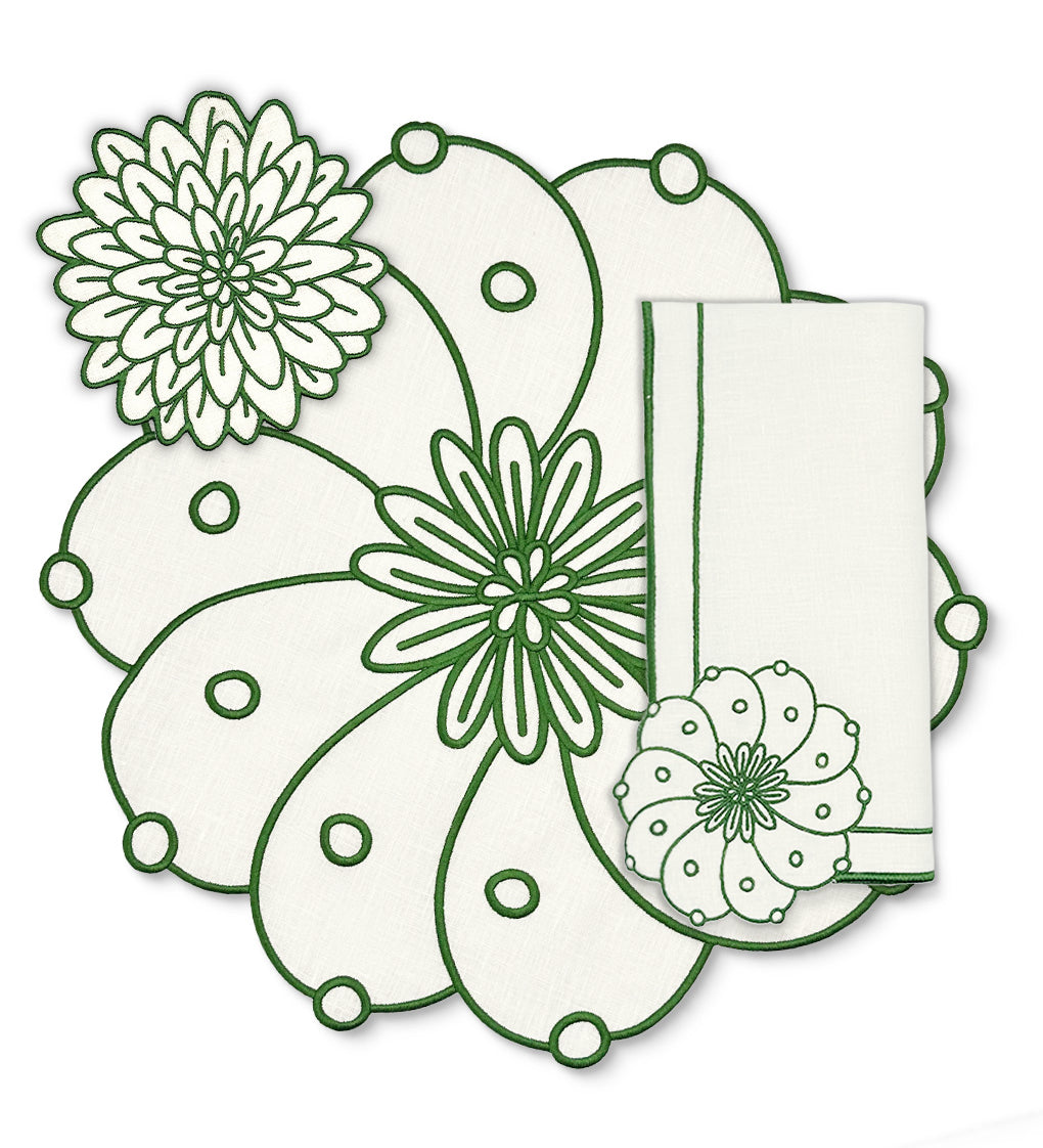 Set de Mantelería Identidad con Individuales, Servilletas y Coasters en Lino Blanco con Bordado en Verde, diseñado por Sofía Aspe Interiorismo para Zash