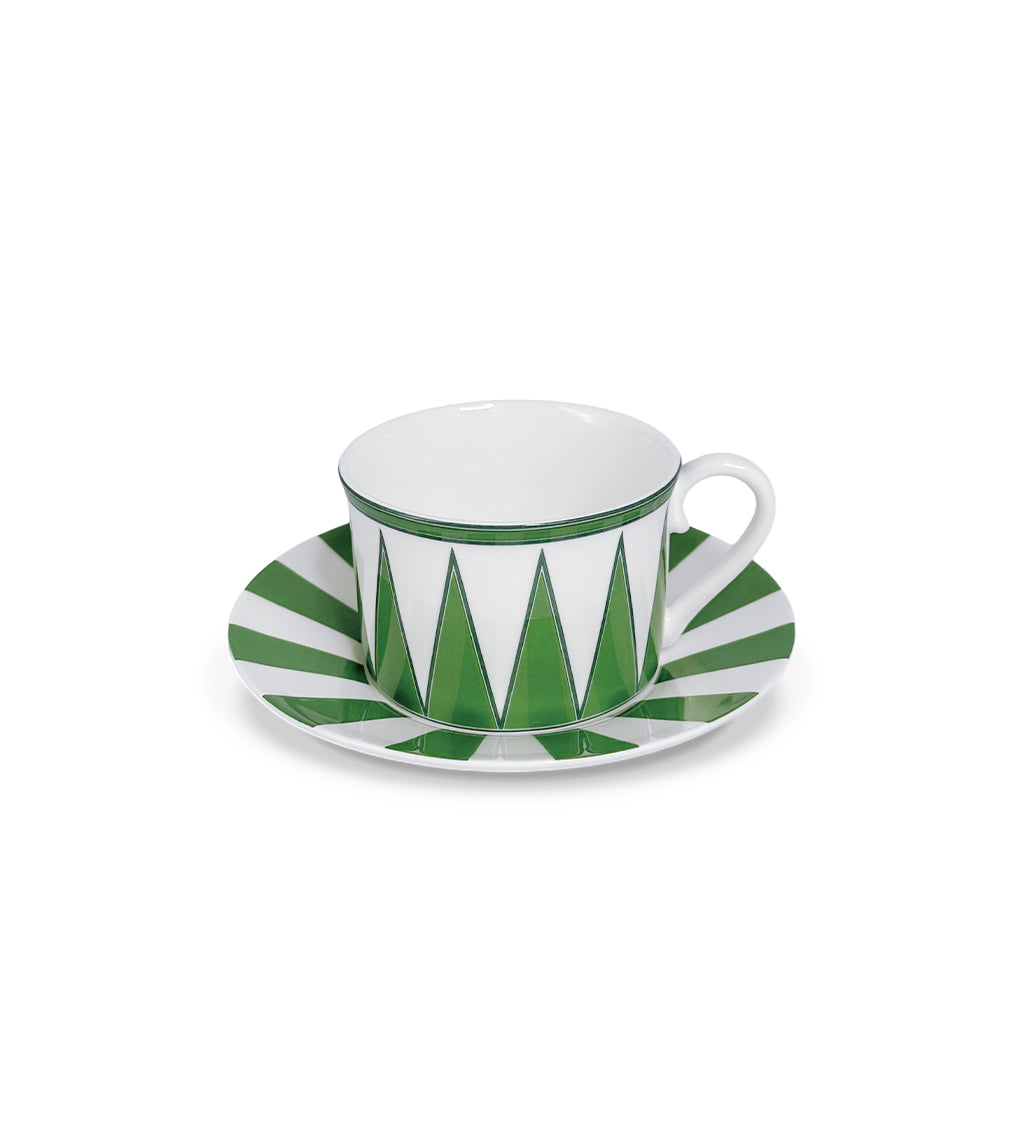 Taza de té de porcelana blanca con rayas verdes, de la colección Identidad diseñada por Sofía Aspe Interiorismo para Zash