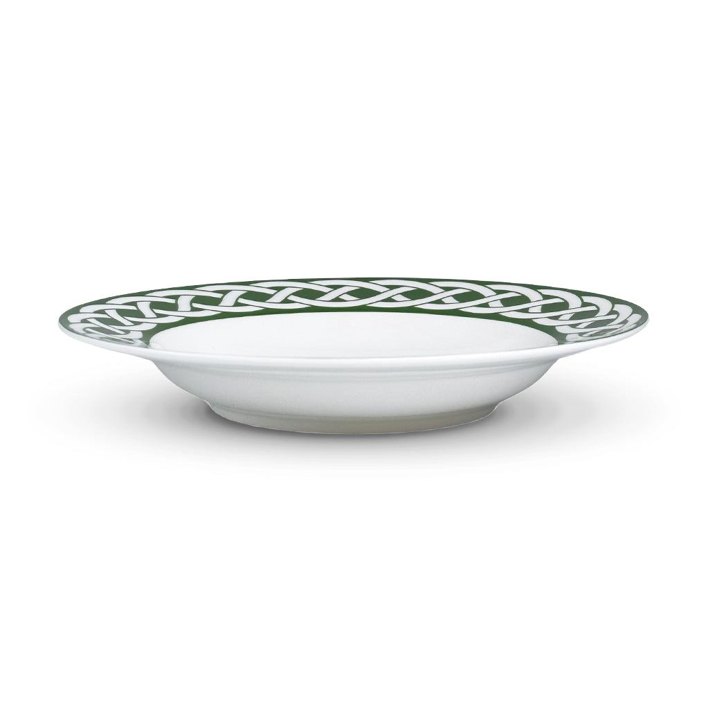 Plato sopero de porcelana blanco con orilla decorada en verde, de la colección Identidad diseñada por Sofía Aspe Interiorismo para Zash