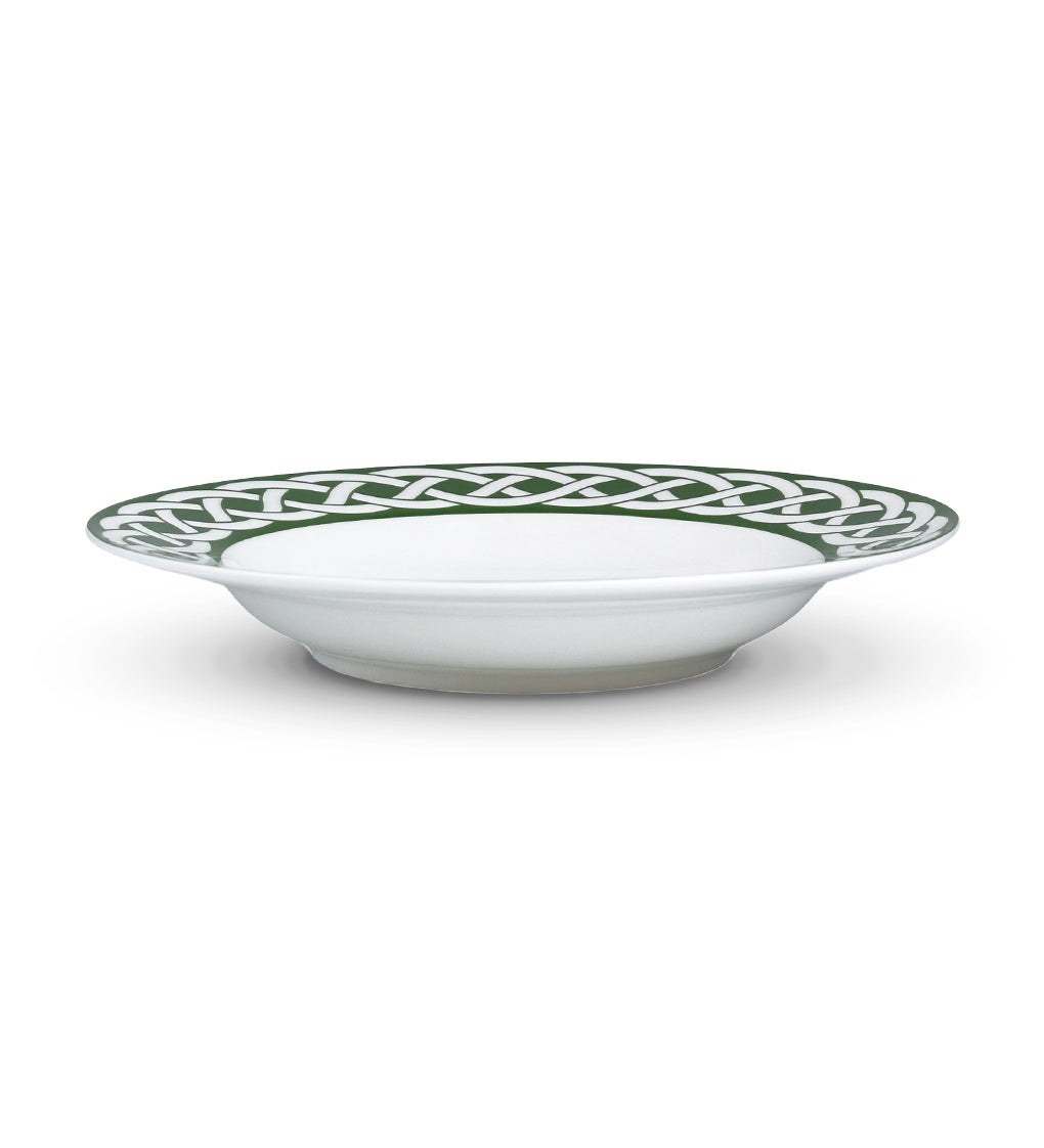 Plato sopero de porcelana blanco con orilla decorada en verde, de la colección Identidad diseñada por Sofía Aspe Interiorismo para Zash