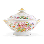 Sopera de porcelana blanca con motivos de flora y fauna en colores y detalles de oro, de la colección Paco Real de Vista Alegre