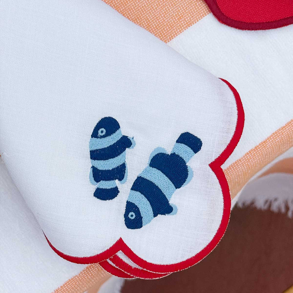 Servilletas Arrecife en Lino Blanco con Bordado de Peces Payaso en tonos de azul y orilla roja. Set de 4
