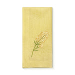 Servilleta de lino en color amarilla con bordado de flor amarilla, marca Zash