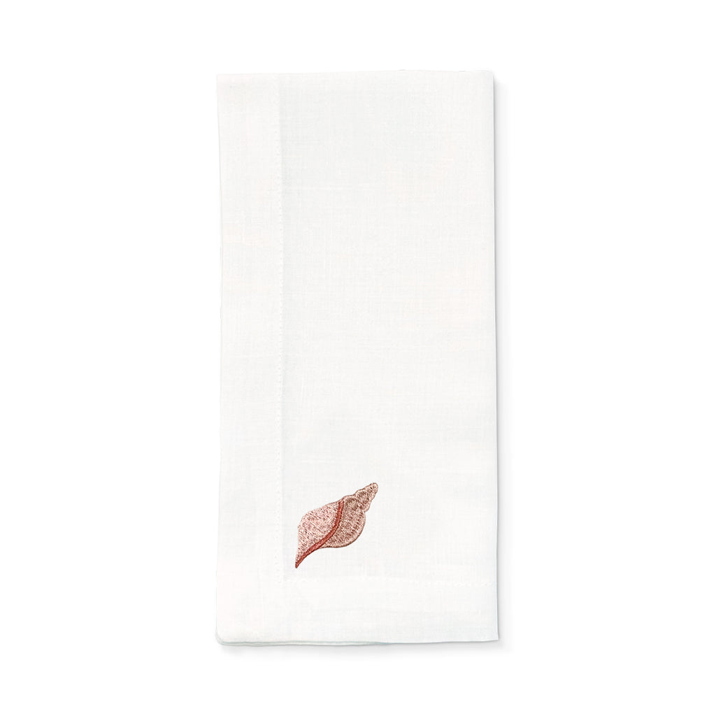 Servilleta de lino blanco con bordado de caracol de mar en rosa, marca Zash