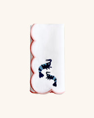 Servilletas Arrecife en Lino Blanco con Bordado de Camarones en tonos de azul y orilla rosa. Set de 4