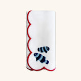 Servilletas Arrecife en Lino Blanco con Bordado de Peces Payaso en tonos de azul y orilla roja. Set de 4