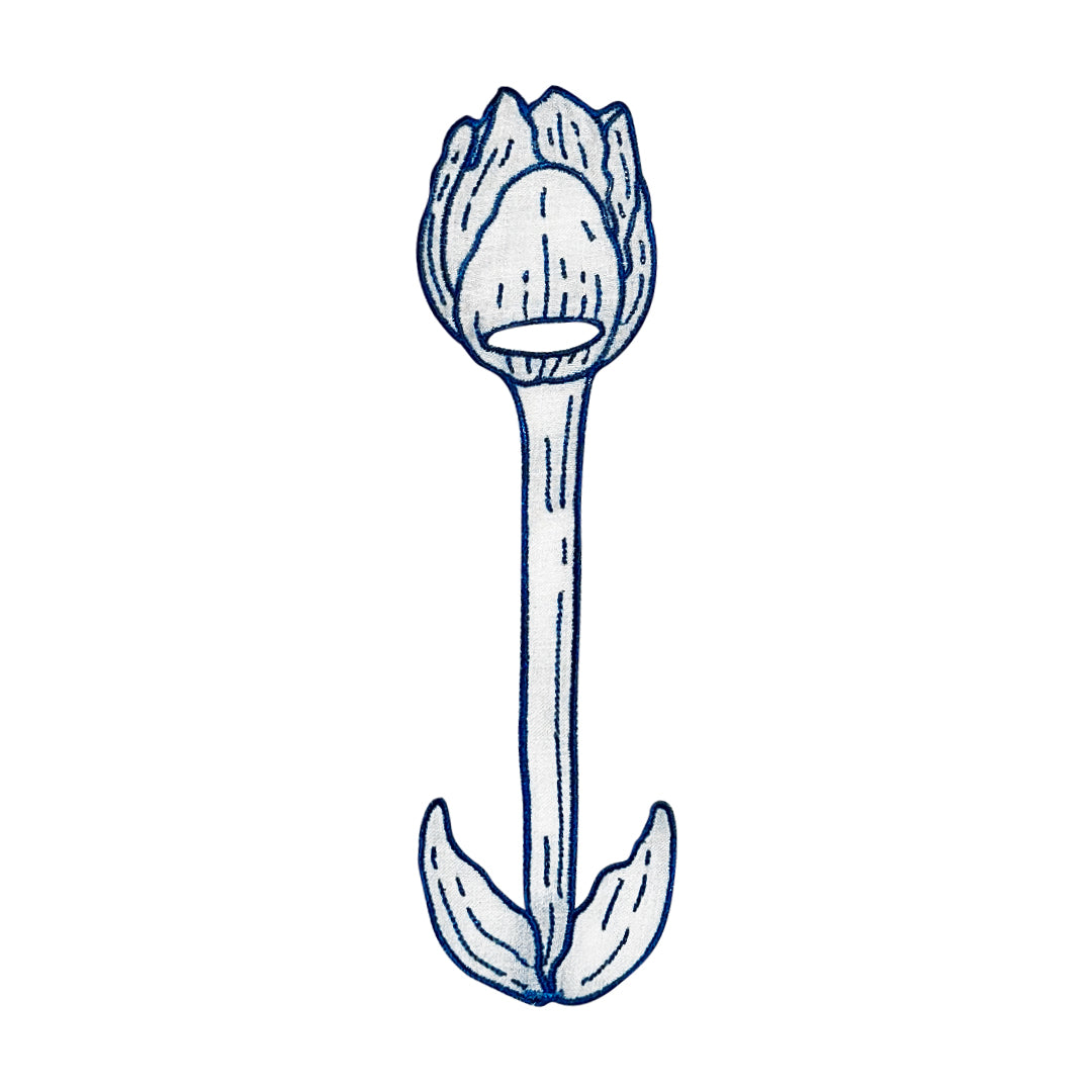 Servilletero en forma de flor tulipan de lino blanco con bordado en azul 