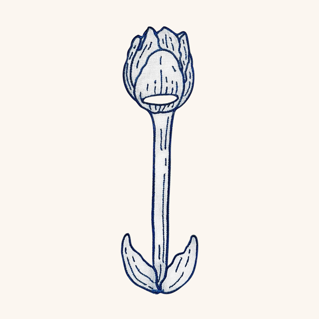 Servilletero de Tulipán en Lino Blanco con Bordado Azul