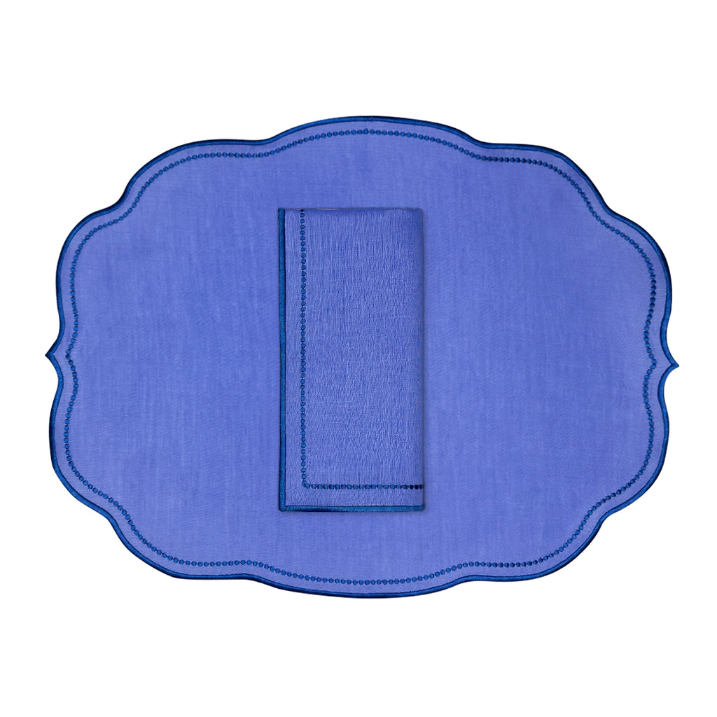 The Royal Blue Flower Zashpack: Set con 4 Platos para Ensalada con Hortensia, Mantelería Sofía completa con 4 Individuales, 4 Servilletas y 4 Servilleteros Tulipán en Lino Azul y Bordado en Azul.