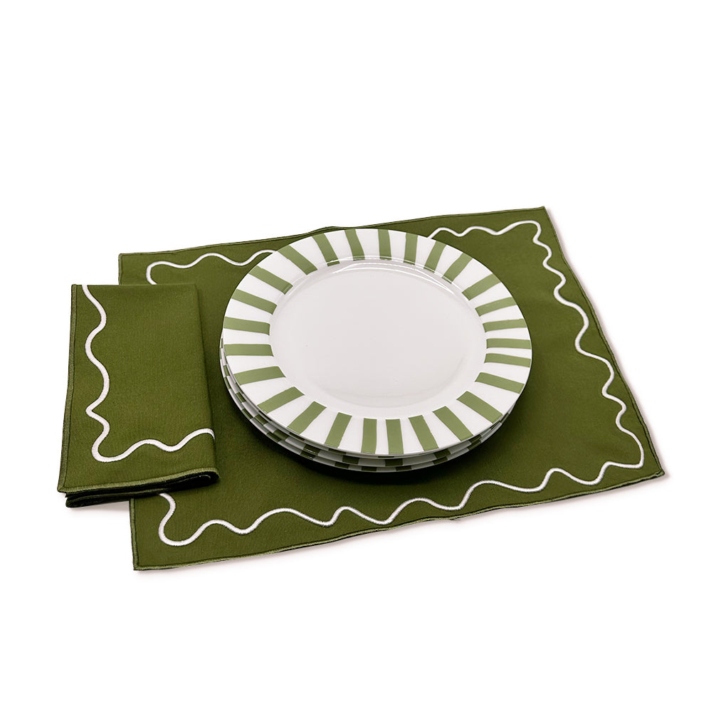 Set de mesa con mantelería Regina en olivo con platos trinche candy cane con rayas gruesas en olivo. Marca Zash