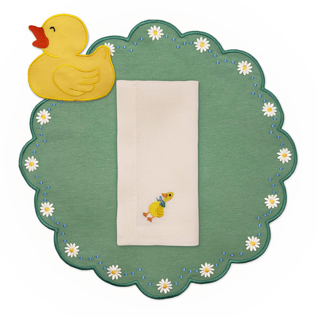 Set de mantelería con Individuales Pily en verde menta con flores bordadas, servilleta en lino ivory con patito bordado y cocteleras en forma de patito de hule, marca Zash