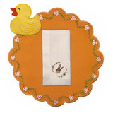 Mantelería Easter con Individual Pily en Algodón Naranja con Bordado de Florecitas, Servilleta Easter en Lino Ivory con Bordado de Conejo y Coctelera en Algodón Amarillo con Bordado de Pato. Set de 4