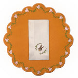Mantelería Easter con Individual Pily en Algodón Naranja con Bordado de Florecitas y Servilleta Easter en Lino Ivory con Bordado de Conejo . Set de 4