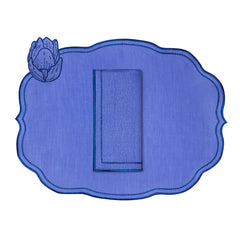 Mantelería Sofía completa con Individual, Servilleta y Servilletero Tulipán en Lino Azul y Bordado en Azul. Set para 4 personas