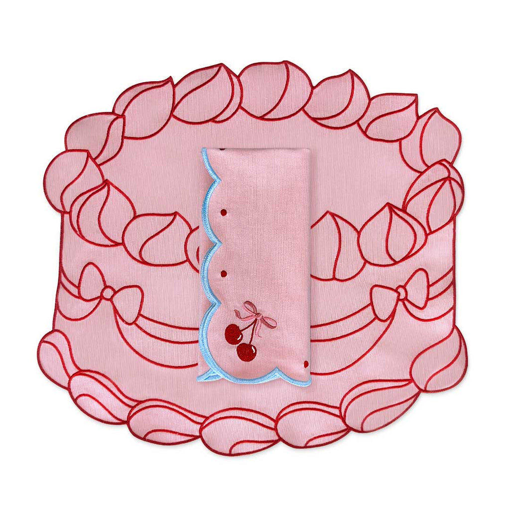 Set de Mantelería con Individuales Sweet en Forma de Pastel y Servilletas Cherry con Bordado de Moño y Cerecitas en Algodón Rosa. Para 4 personas