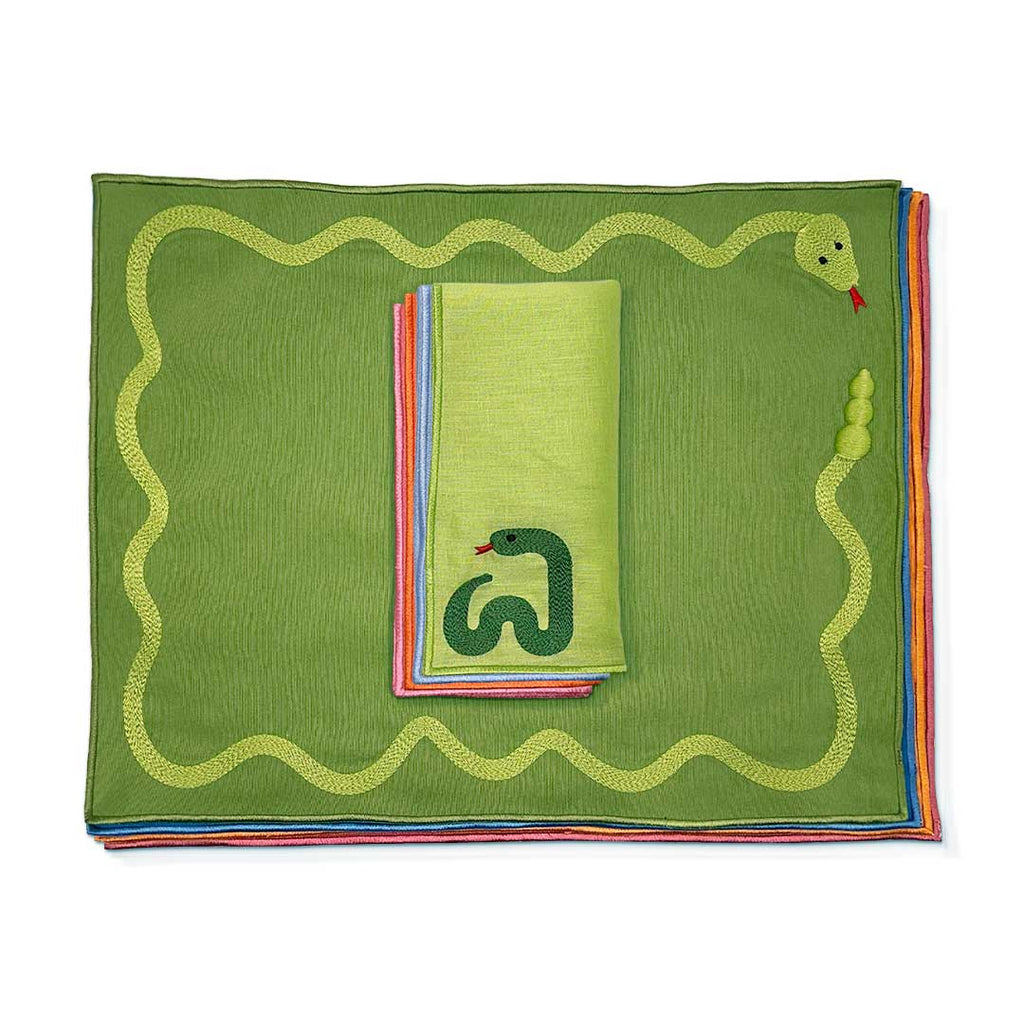 Set de Mantelería con Individuales y Servilletas en 4 colores con una serpiente bordada, marca Zash