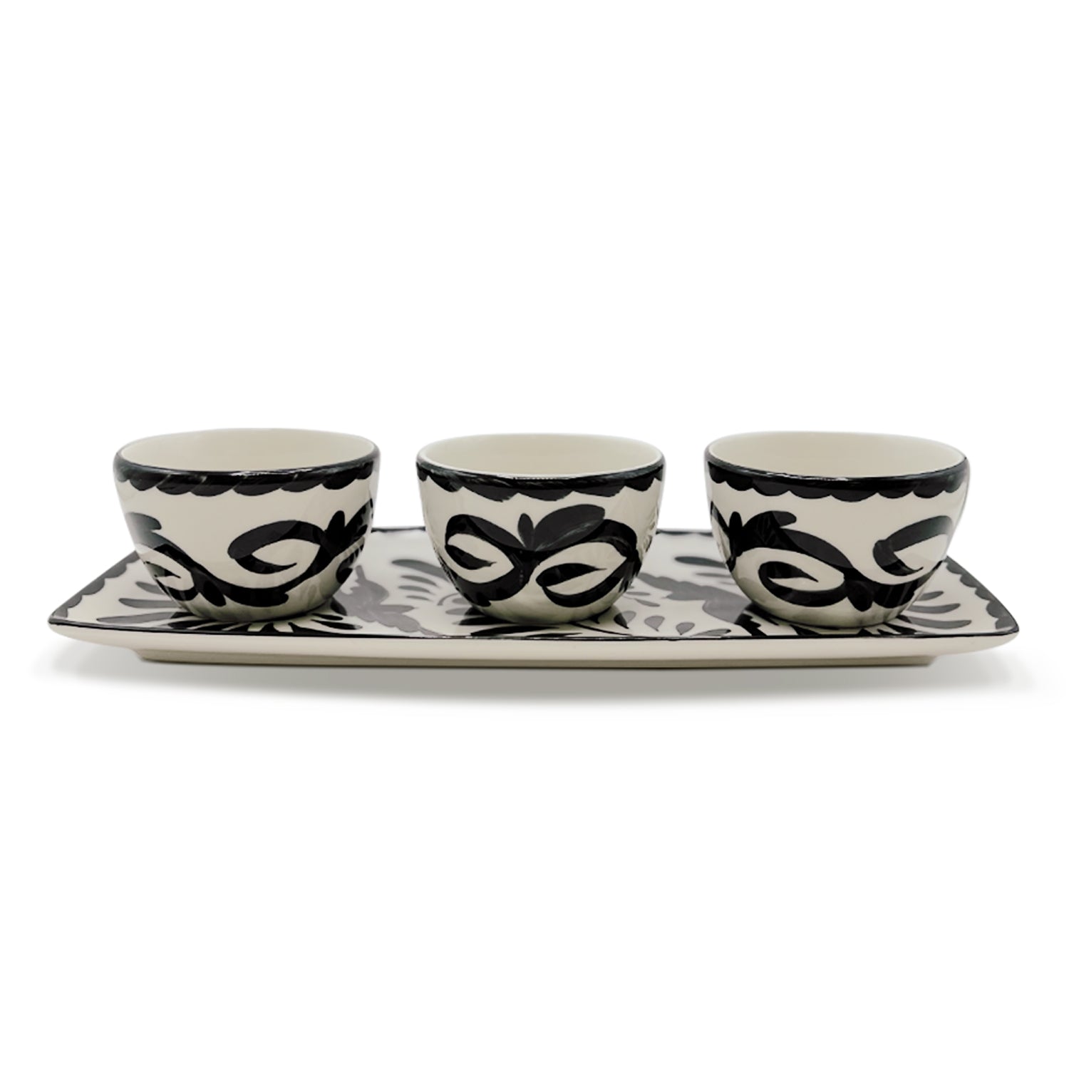 Set de botanero con 3 bowls sobre su charola de cerámica en blanco y negro