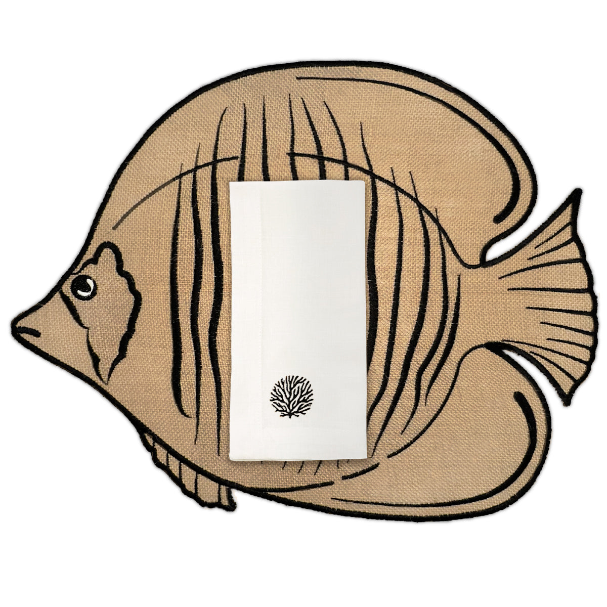 Set de mantelería de mar con individuales en forma de pez en yute con orilla bordada en negro y servilletas de lino blanco con bordado de coral en negro, marca Zash