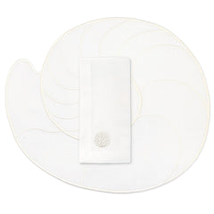 Mantelería La Mar con Individuales Nautilus y Servilletas con Bordado de Coral Ivory en Lino Blanco. Set para 4 personas