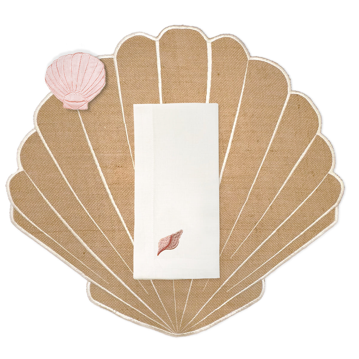 Set de mantelería de mar con individuales de yute en forma de concha de mar, servilletas de lino blanco con bordado de caracol de mar y servilleteros de lino rosa en forma de ostra con perla, marca Zash