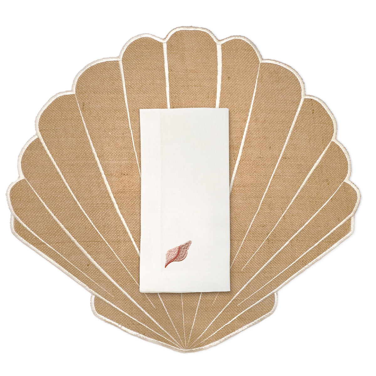 Set de mantelería con individuales de yute en forma de concha de mar con servilleta de lino blanco con caracol de mar bordado en rosa, marca Zash