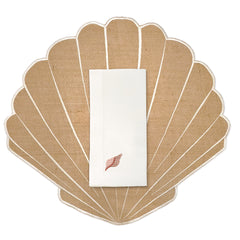 Mantelería La Mar con Individuales Concha en Yute Ivory y Servilletas de Lino con Bordado de Caracol de Mar. Set para 4 personas