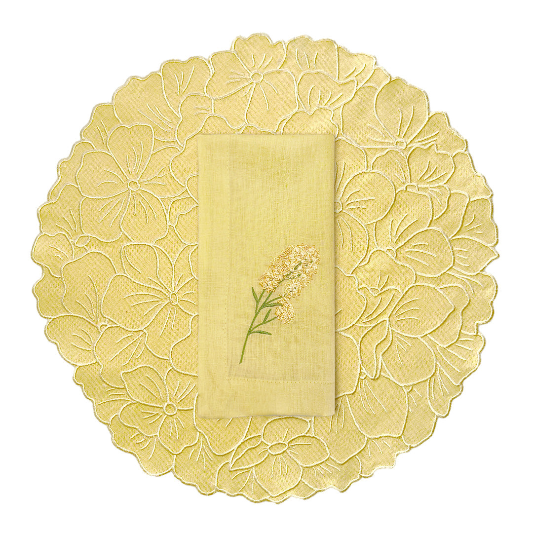 Set de mantelería con individuales y servilleta de flor en amarillo, marca Zash