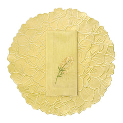 Mantelería Bouquet Amarillo con Individuales en Algodón Bordado de Hortensia y Servilletas en Lino con Bordado de Flor. Set de 4