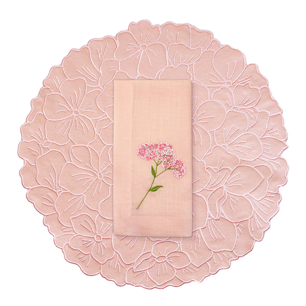 Set de mantelería con Individuales y Servilletas de flor rosa pastel, marca Zash