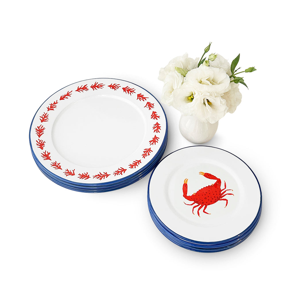 Set de vajilla de peltre vitrificada con plato trinche y plato de ensalada con temas marinos en blanco, azul y rojo, marca Zash