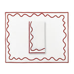Set de mantelería con Individuales y Servilletas Regina en loneta blanca con ondas y orilla bordado en Rojo, marca Zash