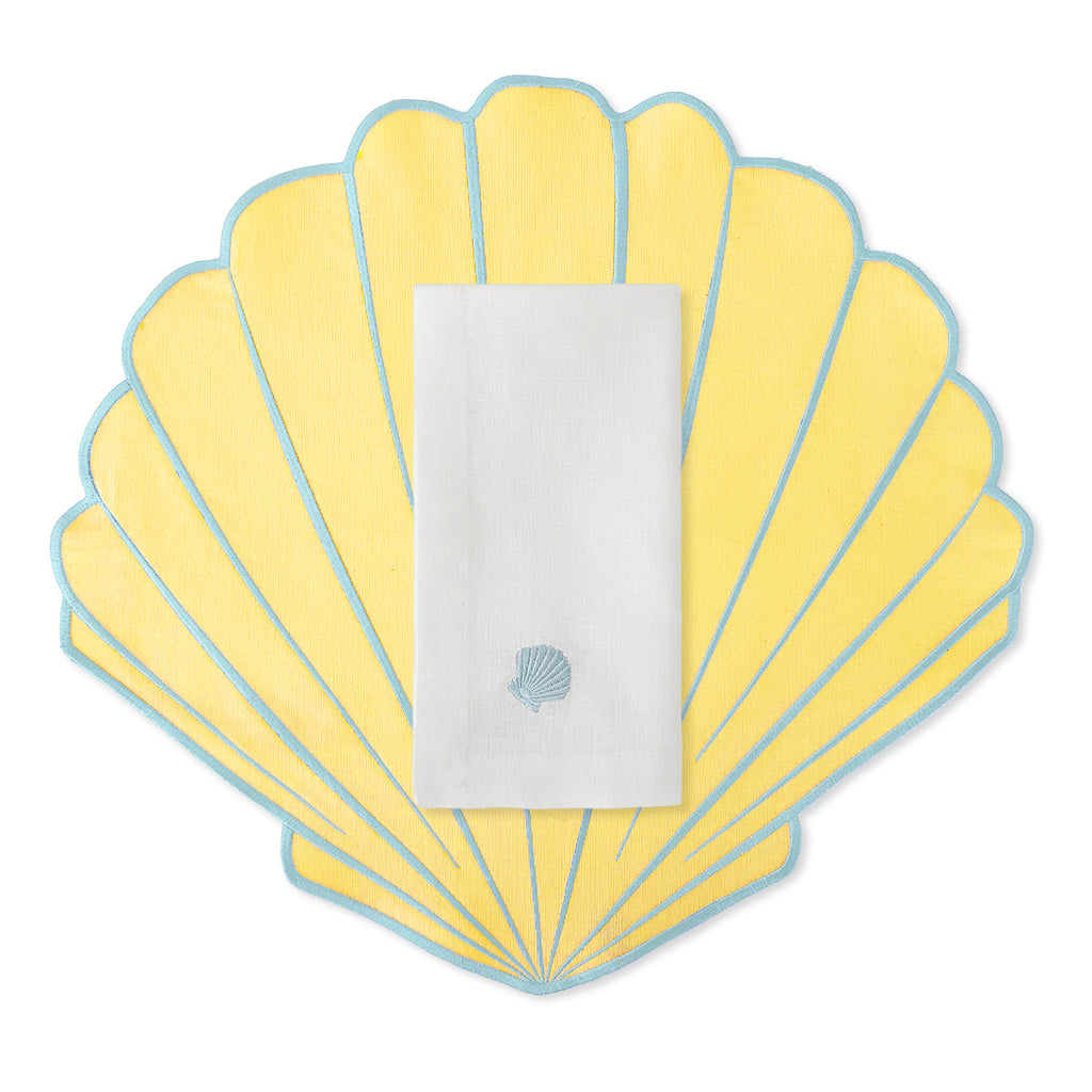 Set de Mantelería con Individuales en forma de Concha de Mar amarilla con orilla bordada en azul, con Servilleta de Lino Blanco con Concha bordada azul, marca Zash